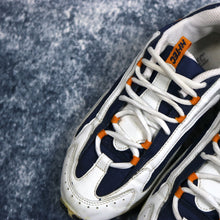 Load image into Gallery viewer, Vintage White &amp; Navy Hi-Tec Trainers | Size 5
